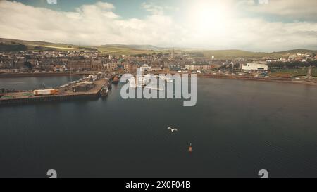 Sun Pier Town paysage urbain aérien. Vol de mouette au-dessus de la baie océanique. Yachts, bateaux à la marina. Monuments historiques architecture point de repère dans les rues urbaines de la ville de Campbeltown, en Écosse. Paysage marin cinématographique Banque D'Images