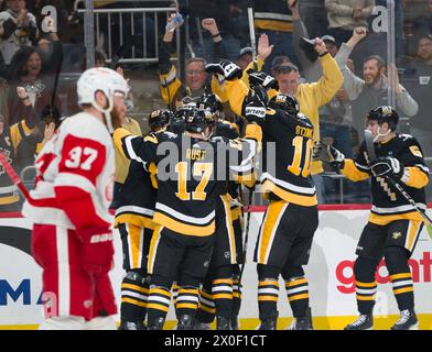 Pittsburgh, États-Unis. 11 avril 2024. Les Penguins de Pittsburgh célèbrent la victoire en prolongation de 6-5 contre les Red Wings de Détroit au PPG Paints Arena de Pittsburgh le jeudi 11 avril 2024. Photo par Archie Carpenter/UPI. Crédit : UPI/Alamy Live News Banque D'Images