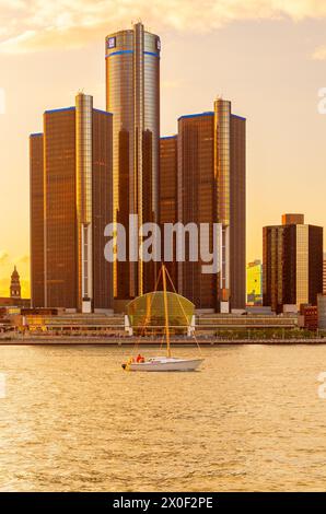 Le Renaissance Center à Detroit, Michigan, États-Unis, vu de la rivière Detroit. C'est là que se trouve le siège social mondial de General Motors. Banque D'Images