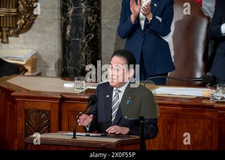 Washington, États-Unis. 11 avril 2024. La première ministre japonaise Kishida Fumio s’adresse à une séance conjointe du Congrès des États-Unis dans la Chambre des représentants des États-Unis au Capitole des États-Unis à Washington, DC, États-Unis, le jeudi 11 avril 2024. Photo de Rod Lamkey/CNP/ABACAPRESS.COM crédit : Abaca Press/Alamy Live News Banque D'Images