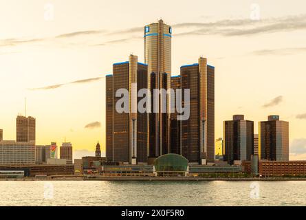 Le Renaissance Center à Detroit, Michigan, États-Unis, vu de la rivière Detroit. C'est l'emplacement du siège mondial de General Motors, un hôtel Marriott, le centre commercial Wintergarden et sert également de point d'accès au bord de la rivière Detroit International. Banque D'Images