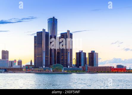 Le Renaissance Center à Detroit, Michigan, États-Unis, vu de la rivière Detroit. C'est l'emplacement du siège mondial de General Motors, un hôtel Marriott, le centre commercial Wintergarden et sert également de point d'accès au bord de la rivière Detroit International. Banque D'Images