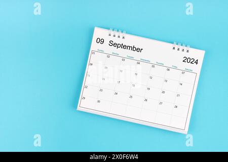 Septembre 2024, calendrier mensuel de bureau pour 2024 année sur fond de couleur bleue. Banque D'Images