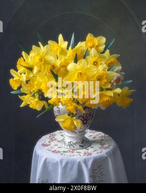 Nature morte avec bouquet de jonquilles jaunes dans le vase Banque D'Images