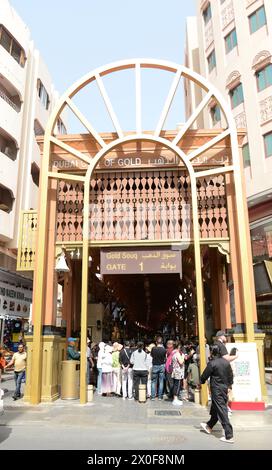 Touriste explorant le souk de l'or à Deira, Dubaï, Émirats arabes Unis. Banque D'Images