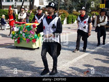 Abano Street Carnival, événement en direct avec défilés de carnaval, musique, danse et divertissement pour tous les âges. Abano terme, Italie. Banque D'Images