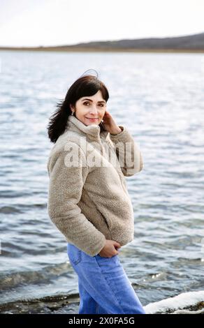 Femme russe de 49 ans souriante, regardant la caméra un jour de printemps tôt Banque D'Images