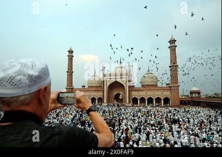 NEW DELHI, INDE - 11 AVRIL : des gens de la communauté musulmane offrent la prière (Namaz) à l'occasion de l'Aïd-al-Fitr à Jama Masjid, le 11 avril 2024 à New Delhi, Inde. (Photo de Sanjeev Verma/Hindustan Times/Sipa USA) Banque D'Images