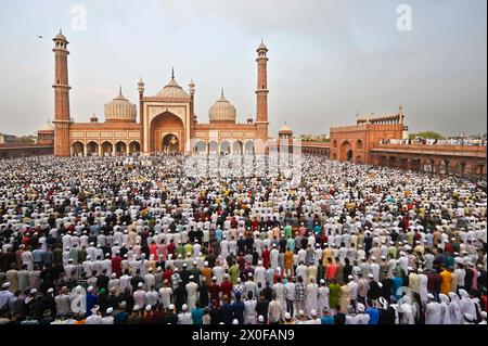 NEW DELHI, INDE - 11 AVRIL : des gens de la communauté musulmane offrent la prière (Namaz) à l'occasion de l'Aïd-al-Fitr à Jama Masjid, le 11 avril 2024 à New Delhi, Inde. (Photo de Sanjeev Verma/Hindustan Times/Sipa USA) Banque D'Images