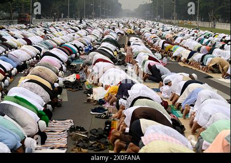 KOLKATA, INDE - 11 AVRIL : les dévots musulmans offrent des prières de l'Aïd-ul-Fitr (namaz) à la route Rouge le 11 avril 2024 à Kolkata, Inde. L’occasion propice de l’Aïd-ul-Fitr est un festival qui marque la fin du mois de jeûne sacré du Ramadan. (Photo Samir Jana/Hindustan Times/Sipa USA) Banque D'Images