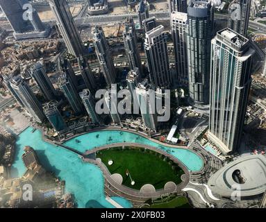 Vue aérienne de la fontaine de Dubaï et du parc Burj Khalifa par Emaar dans le centre-ville de Dubaï, Émirats arabes Unis. Banque D'Images