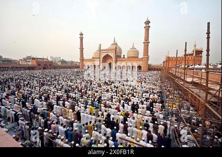 NEW DELHI, INDE - 11 AVRIL : des gens de la communauté musulmane offrent la prière (Namaz) à l'occasion de l'Aïd-al-Fitr à Jama Masjid, le 11 avril 2024 à New Delhi, Inde. (Photo de Sanjeev Verma/Hindustan Times/Sipa USA) Banque D'Images