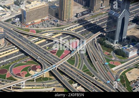 Vue aérienne de l'échangeur de Dubaï dans le centre-ville de Dubaï, Émirats arabes Unis. Banque D'Images