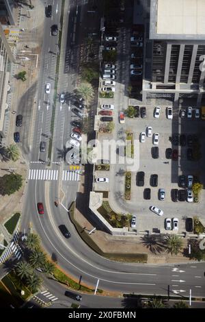 En regardant vers le bas le parking et la route près de la place Emaar à d owntown Dubaï, Émirats arabes Unis. Banque D'Images