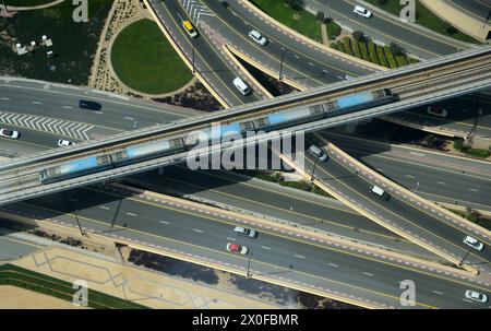 Vue aérienne de l'échangeur de Dubaï avec le train surélevé du métro à Dubaï, Émirats arabes Unis. Banque D'Images