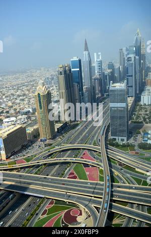 Vue aérienne de l'échangeur de Dubaï dans le centre-ville de Dubaï, Émirats arabes Unis. Banque D'Images