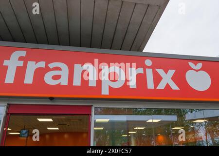 Bordeaux , France - 04 10 2024 : marque logo de supermarché franprix et enseigne texte entrée magasin de la chaîne de magasins d'alimentation en gare Banque D'Images