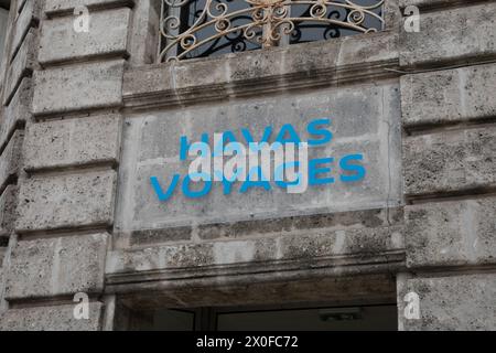 Angouleme , France - 04 08 2024 : havas voyages logo signe des agences de voyages texte d'entrée marque dans la façade murale de bureau Banque D'Images