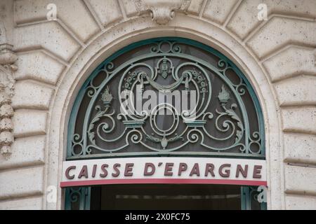 Bordeaux , France - 04 10 2024 : caisse d'epargne Agence française logo de la marque de banque de détail et texte panneau de façade bureau d'entrée de la caisse d'épargne Banque D'Images