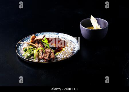 Aliments grillés - carré d'agneau avec persil, radis blanc et épicerie Banque D'Images