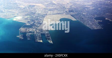 Vue aérienne du port maritime du Roi Abdul Aziz et de la ville de Dammam, Arabie Saoudite. Banque D'Images