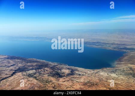 Une vue aérienne de la mer morte vue de Jordanie. Banque D'Images