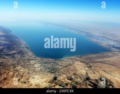 Une vue aérienne de la mer morte vue de Jordanie. Banque D'Images