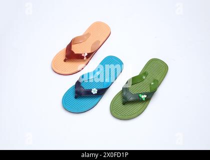 tongs à motif abstrait pour femmes à rayures isolées Banque D'Images
