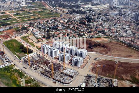 Vue aérienne d'un nouveau quartier résidentiel à Or Yehuda, Israël. Banque D'Images