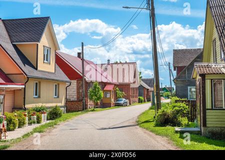 Rue principale du vieux village de croyants à Varnja. Estonie, États baltes Banque D'Images