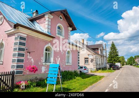 Rue principale du vieux village de croyants à Kolkja. Estonie, États baltes Banque D'Images