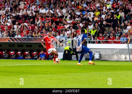 Lisbonne, Portugal. 11 avril 2024. David NERES de Benfica (à gauche) et le chancel Mbemba (à droite) de Marseille vus en action lors du match de l'UEFA Europa League 2023/24 entre SL Benfica et Olympique de Marseille au Estádio do Sport Lisboa e Benfica. Score final SL Benfica 2- 1 Olympique de Marseille. Crédit : SOPA images Limited/Alamy Live News Banque D'Images