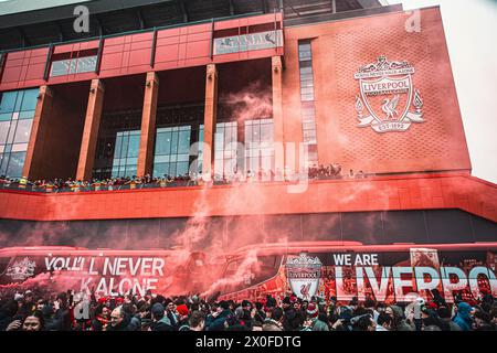 Les fans du LFC donnent à l'entraîneur de l'équipe un accueil fantastique à leur arrivée pour le match de premier League contre Manchester City au stade Anfield à Liverpool Banque D'Images