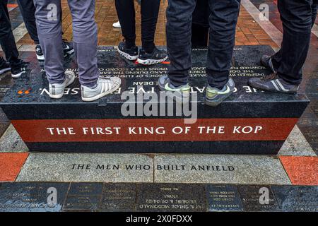 Supporters du club de football de Liverpool, fans debout sur le plancher commémoratif L.F.C PlaqueLe premier roi du Kop. Banque D'Images