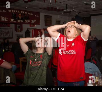 Les supporters du club de football de Liverpool déçus, les fans se retrouvent tête dans les mains. Banque D'Images