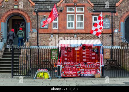 Les supporters de Liverpool stall, à l'extérieur du stade Anfield. Anfield, Liverpool, Merseyside, Lancashire, Angleterre, Royaume-Uni Banque D'Images