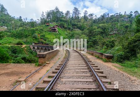 Une vue captivante sur le pont des neuf Arches, à Demodara, au Sri Lanka. Le pont en voûte haute, fait de ciment et de briques, remonte à la colonie britannique Banque D'Images