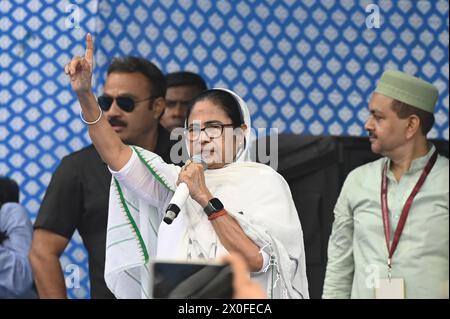 KOLKATA, INDE - 11 AVRIL : Mamata Banerjee, ministre en chef du Bengale occidental, s'exprime après les prières de l'Aïd-ul-Fitr sur la route rouge le 11 avril 2024 à Kolkata, en Inde. L’occasion propice de l’Aïd-ul-Fitr est un festival qui marque la fin du mois de jeûne sacré du Ramadan. (Photo Samir Jana/Hindustan Times/Sipa USA) Banque D'Images