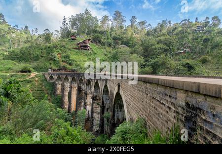 Une vue captivante sur le pont des neuf Arches, à Demodara, au Sri Lanka. Le pont en voûte haute, fait de ciment et de briques, remonte à la colonie britannique Banque D'Images