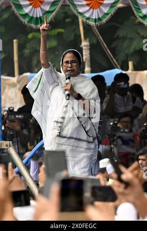 KOLKATA, INDE - 11 AVRIL : Mamata Banerjee, ministre en chef du Bengale occidental, s'exprime après les prières de l'Aïd-ul-Fitr sur la route rouge le 11 avril 2024 à Kolkata, en Inde. L’occasion propice de l’Aïd-ul-Fitr est un festival qui marque la fin du mois de jeûne sacré du Ramadan. (Photo Samir Jana/Hindustan Times/Sipa USA) Banque D'Images