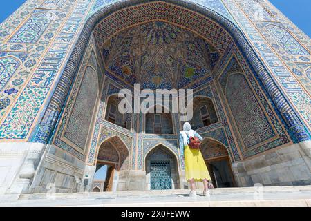 Femme touristique dans Registan Square Samarkand, Ouzbékistan Banque D'Images