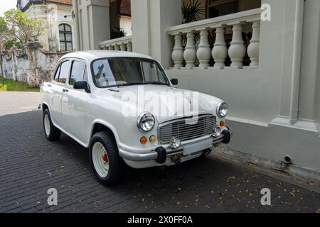 Galle Fort, Sri Lanka, Une voiture ancienne blanche garée devant un mur blanc. La ville combine l'art architectural européen et le trad culturel sud-asiatique Banque D'Images