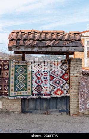 Tapis géorgien traditionnel Sighnaghi. Les tapis avec des motifs géométriques typiques sont les produits les plus célèbres de Géorgie Banque D'Images