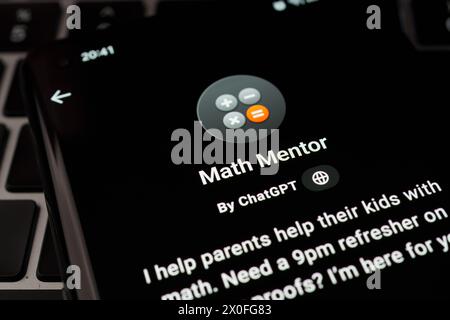 MATH MENTOR personnalisé GPT vu dans GPT Store sur l'écran du smartphone placé sur le clavier de l'ordinateur portable. Stafford, Royaume-Uni, 8 avril 2024 Banque D'Images