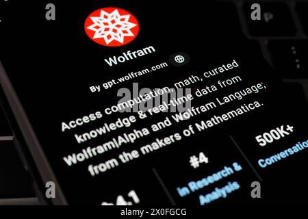 WOLFRAM Custom GPT vu dans GPT Store sur l'écran du smartphone placé sur le clavier de l'ordinateur portable. Stafford, Royaume-Uni, 8 avril 2024 Banque D'Images