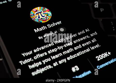 SOLVEUR MATHÉMATIQUE GPT personnalisé vu dans GPT Store sur l'écran du smartphone placé sur le clavier de l'ordinateur portable. Stafford, Royaume-Uni, 8 avril 2024 Banque D'Images