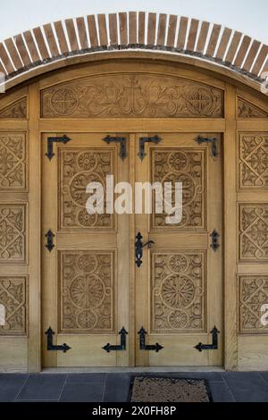 Porte en bois sculptée de style ancien dans le monastère de Celije, Valjevo, Serbie Banque D'Images