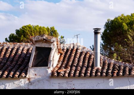 Fenêtre et cheminée sur un toit en Alhambra Banque D'Images