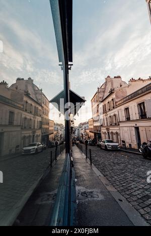 Coucher de soleil de la rue Monmartre reflétant dans une fenêtre Banque D'Images