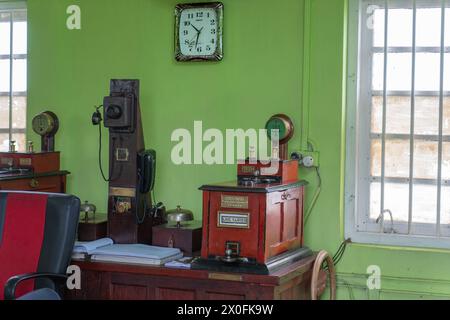 Ambewela, Sri Lanka - 28 janvier 2024 : un intérieur vintage bien conservé de la gare d'Ambewela avec un vieux téléphone, horloge et divers eq Banque D'Images